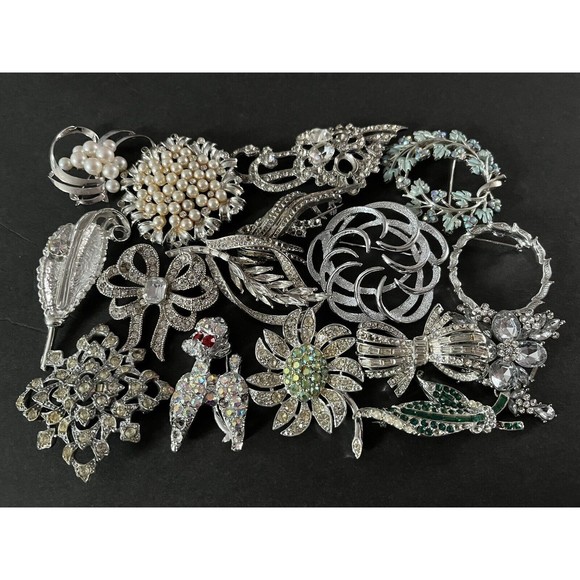 VINTAGE HIGH END Brooches 16pcs MISSING RHINESTONES ALL WEARABLE/ Most Unsigned - Picture 2 of 16